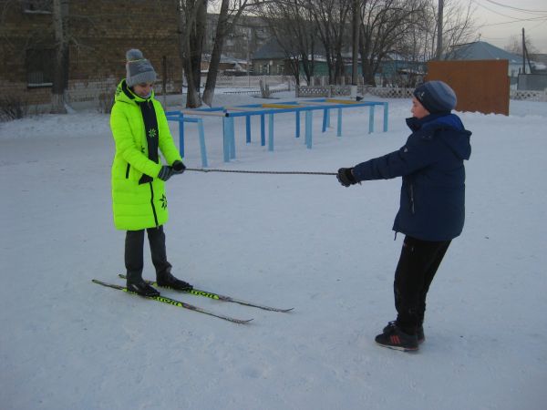 Кленовый лист переходящий в лыжи